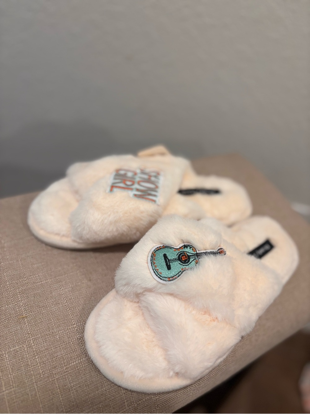 NWT Dry Goods Showgirl Fuzzy Slippers S 5-6 Swiftie Inspired Guitar Cozy